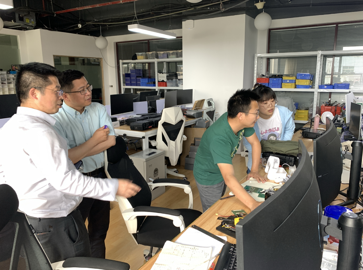 记者在公司采访