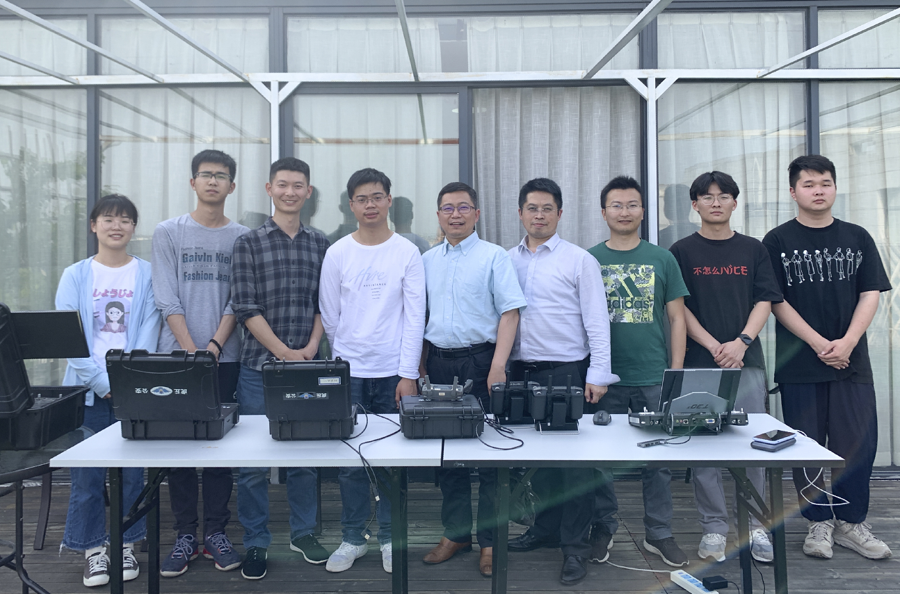 记者与公司小伙伴合影留念