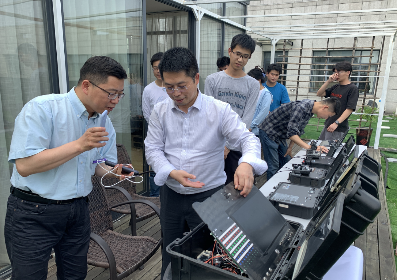 公司领导向记者介绍第一代网联控制器